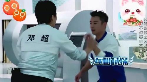 大勋被撕名牌吃瓜视频,揭秘娱乐圈幕后真相