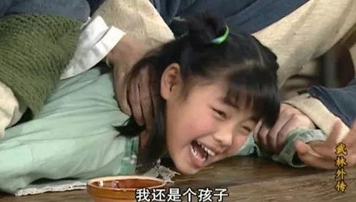 摆摊男明星吃瓜视频,吃瓜群众围观男星真实生活